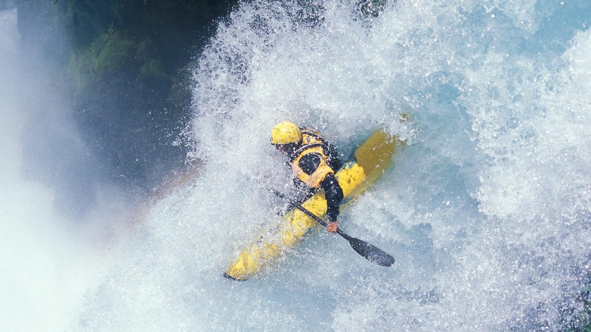 女孩去雪山双板滑雪，不料板子突然掉落，硬是用双脚滑行，滑雪双板摔倒怎么起来