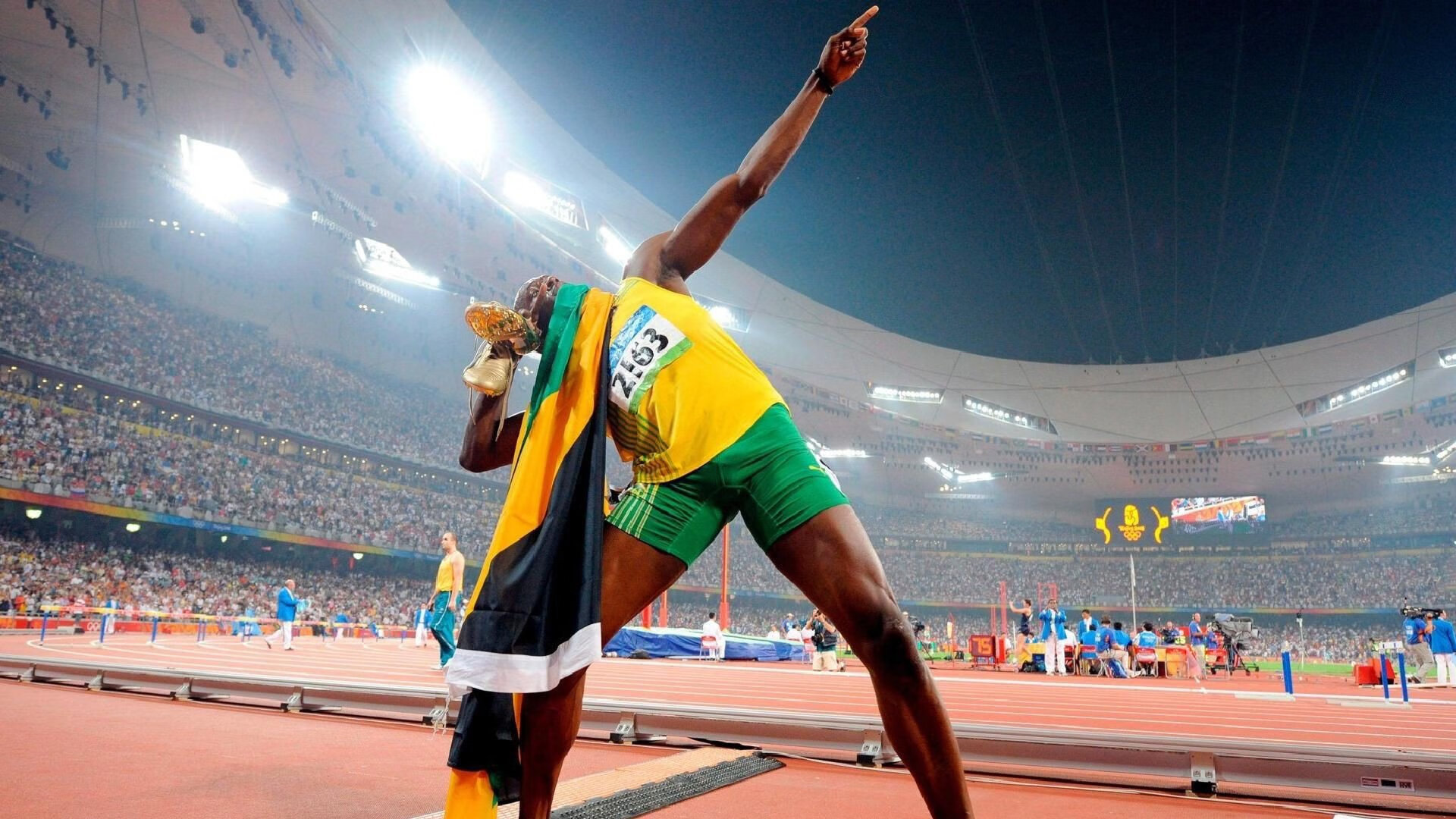 女孩去雪山双板滑雪，不料板子突然掉落，硬是用双脚滑行，滑雪双板摔倒怎么起来